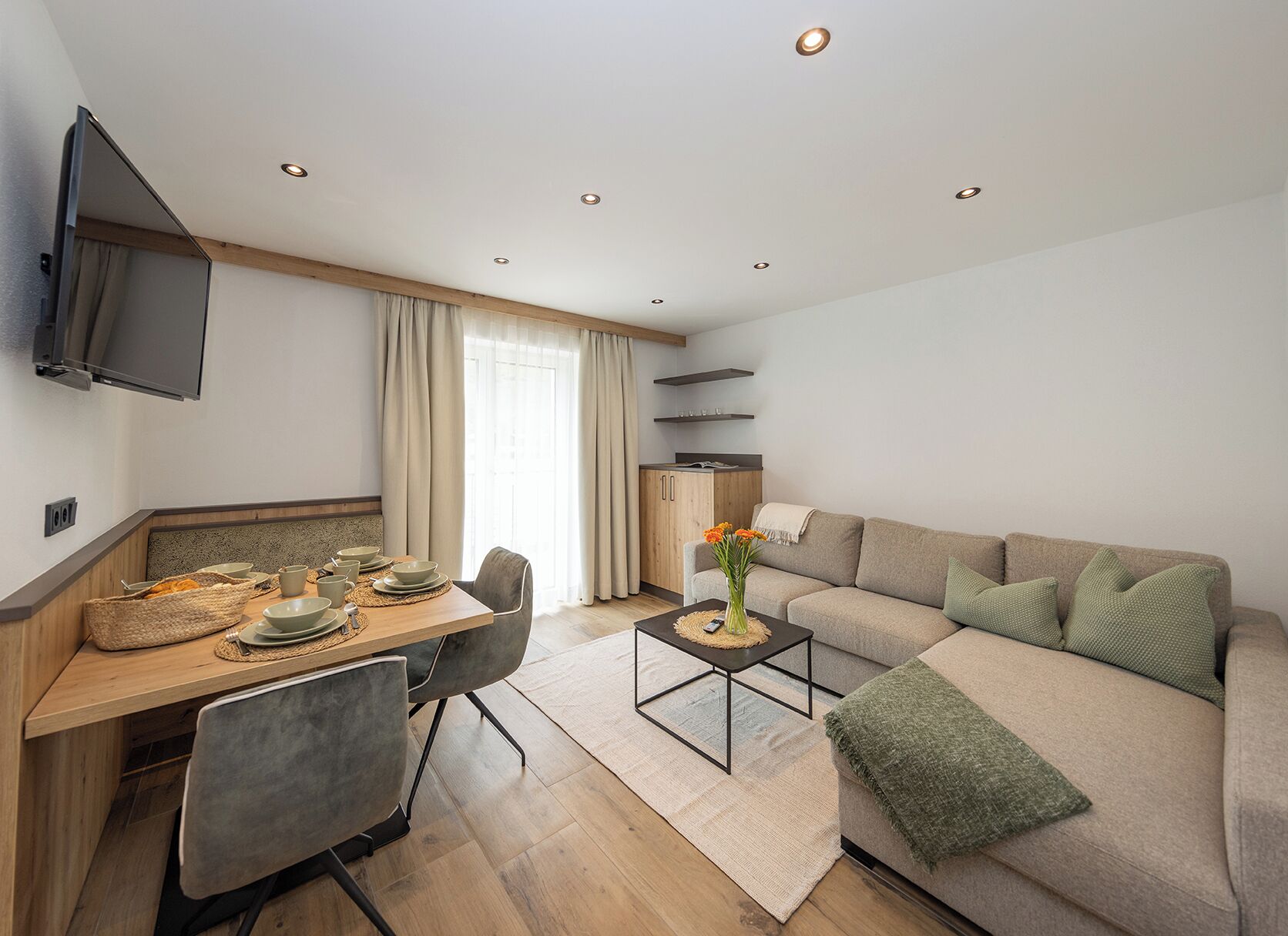 Apartamento design, sacada, vista para a montanha | Área de estar