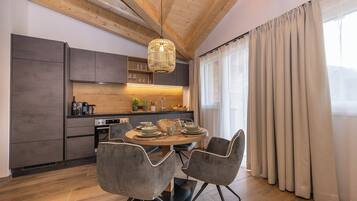 Deluxe Apartment, Balcony, Mountain View | Dining