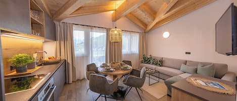 Departamento Deluxe, balcón, vista a la montaña | Escritorio, espacio para trabajar con laptop y cortinas blackout