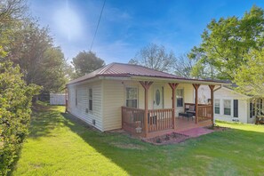 Interior - Fun w/ Family! West Blocton Home w/ Games & Grill (West Blocton)