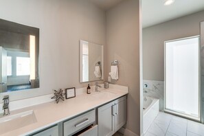 Interior - Work & Play! Gem w/ Fire Pit, 3 Mi to Dtwn Dallas (Dallas)