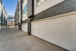 Interior - Work & Play! Gem w/ Fire Pit, 3 Mi to Dtwn Dallas (Dallas)