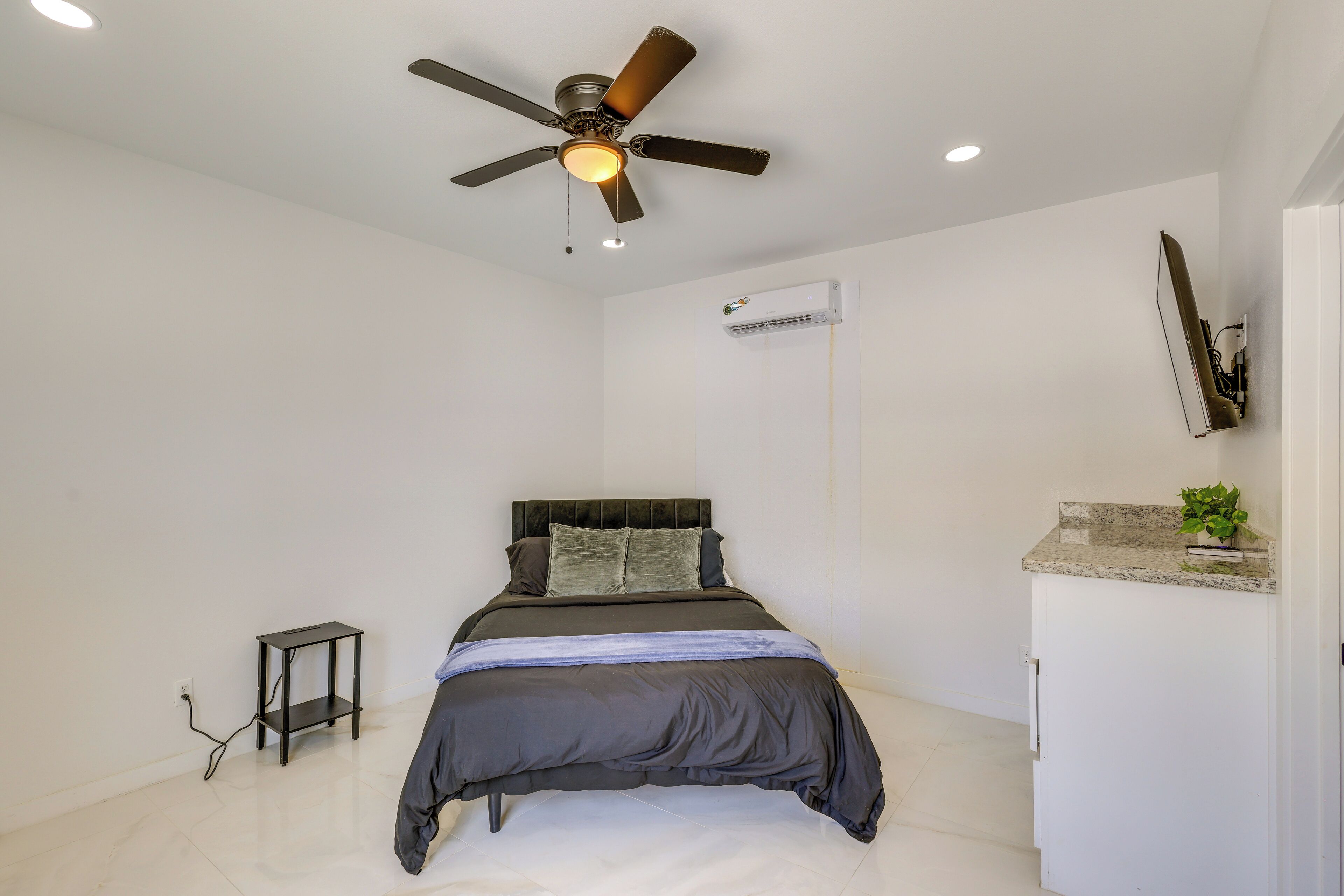 Apartment (0 Bedroom) | Interior