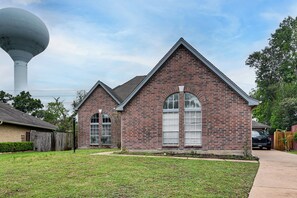 Interior - Walk to Creek! Houston Base Near Shops & Eateries (Houston)