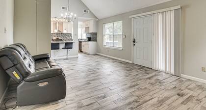Walk to Creek! Houston Base Near Shops & Eateries