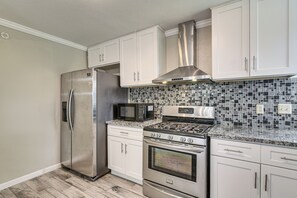 Apartment (1 Bedroom) | Interior - Walk to Creek! Houston Base Near Shops & Eateries (Houston)