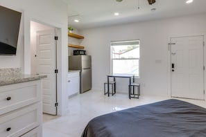 Apartment (0 Bedroom) | Interior - Pool Access & Prime Location! SPI Getaway for 2 (South Padre Island)