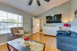 Interior - Cozy Duplex w/ Pool: Relaxing Outdoor Fun (Davenport)