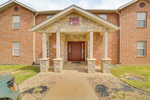 Apartment (6 Bedrooms) | Interior - 3 Mi to Branson Strip: 2-unit Gem w/ Pool Access! (Branson)