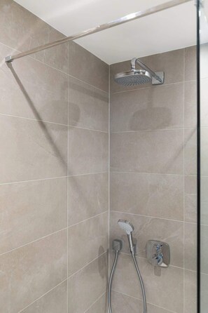 Shower, hair dryer, towels, shampoo - Modern 1BR w/AC - Chelsea (Greater London)