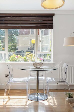 Dining - Modern 1BR w/AC - Chelsea (Greater London)