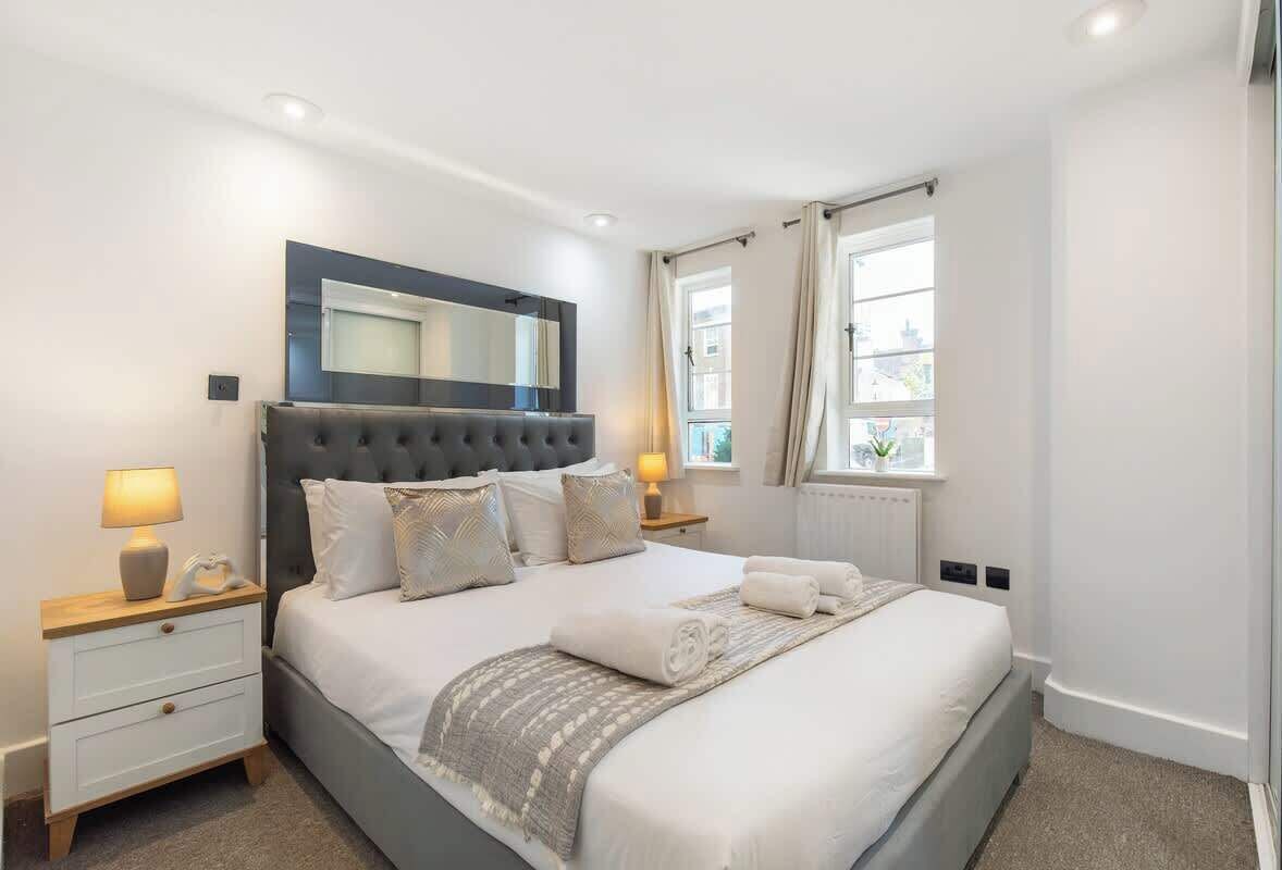 Desk, iron/ironing board, WiFi, bed sheets