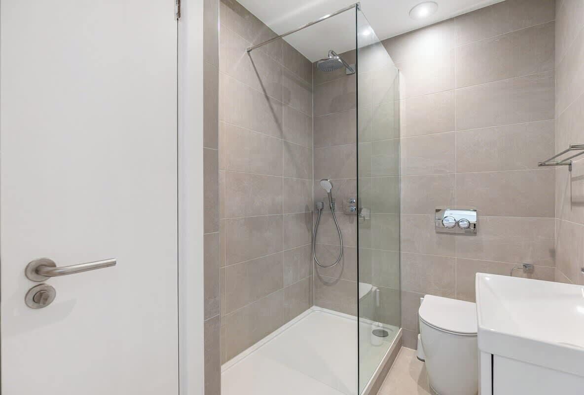 Douche, sèche-cheveux, serviettes fournies, shampoing