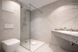 Luxury-Apartment, Gartenblick | Badezimmer