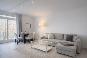 Luxury Condo, Garden View | Living area | 40-inch Smart TV with cable channels, Netflix, Hulu