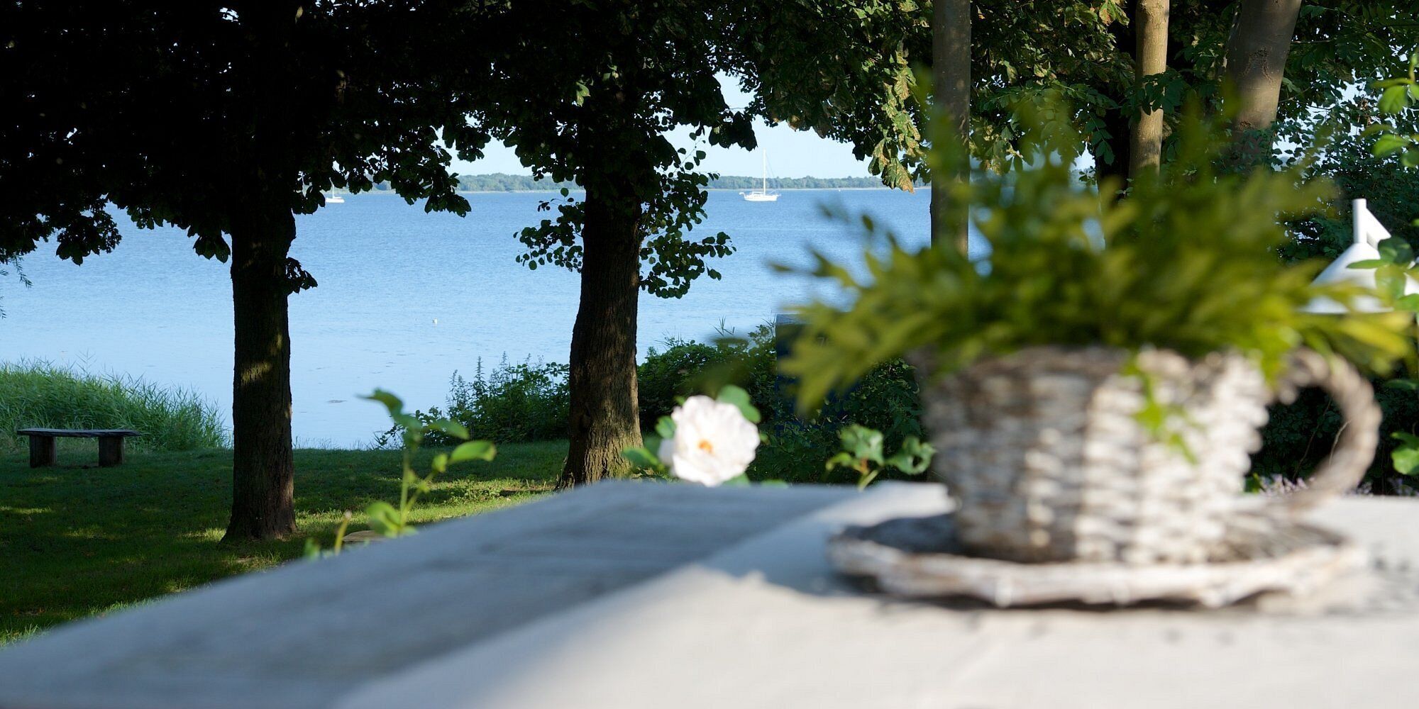 På stranden