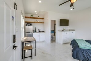 Apartment (0 Bedroom) | Interior - Walkable & Modern! South Padre Studio By Beach (South Padre Island)