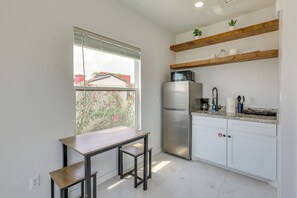 Apartment (0 Bedroom) | Interior - Walkable & Modern! South Padre Studio By Beach (South Padre Island)