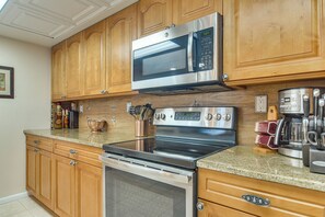 Interior - 2 Mi to Beach! Bay-view Snowbird Haven in St Pete (St. Petersburg)