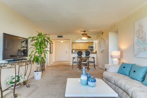 Interior - 2 Mi to Beach! Bay-view Snowbird Haven in St Pete (St. Petersburg)
