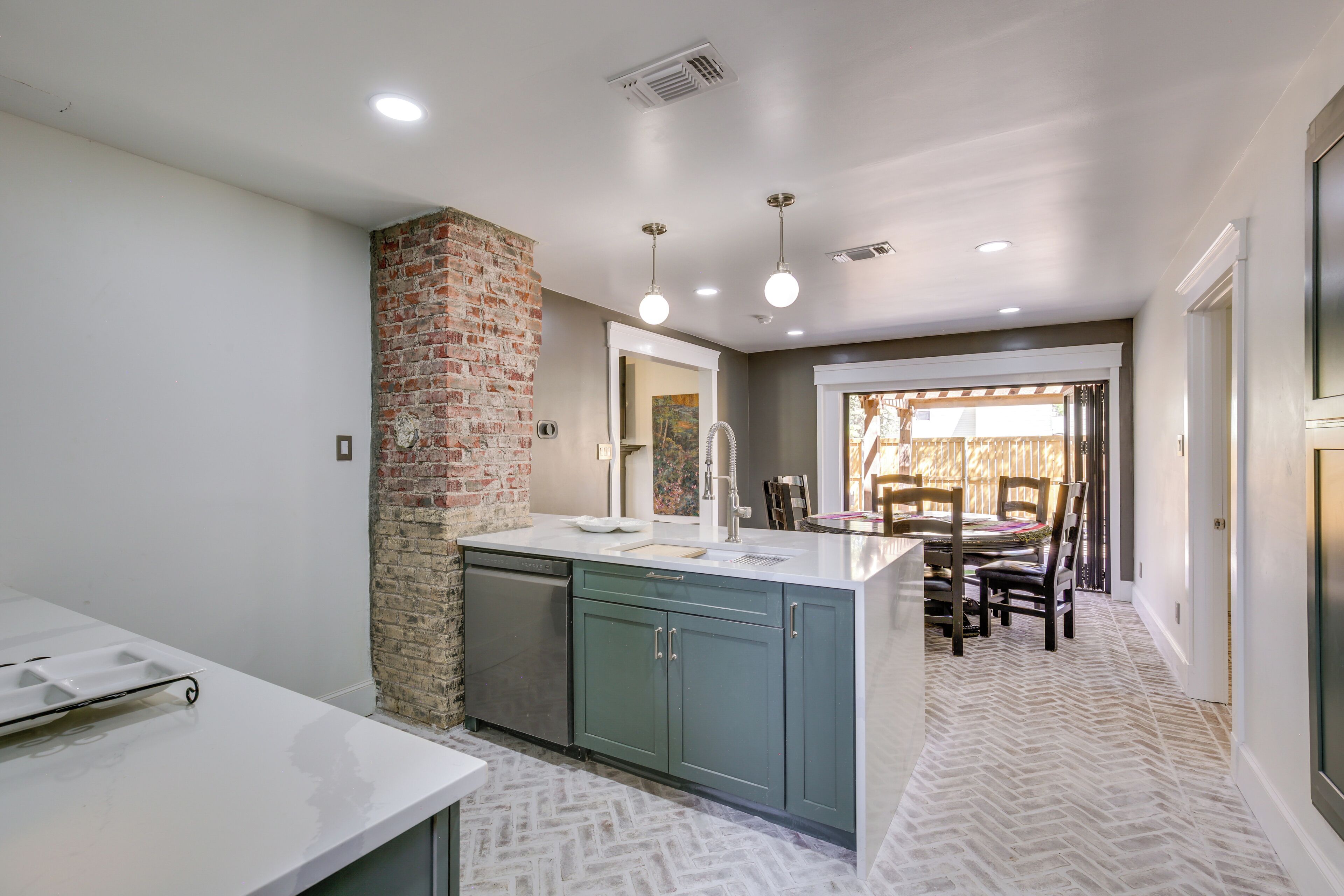 House (5 Bedrooms) | Interior