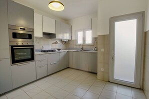 Villa, 3 Bedrooms, Smoking, Balcony | Interior - Townhouse in Quarteira (Loulé)