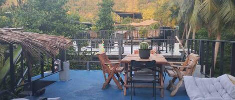 Casa, 2 habitaciones, para fumadores, balcón | Restaurante al aire libre