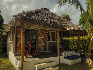 Outdoor dining - Dicilaba Bungalows, the simple elegance of a waterfront holiday. (Analanjirofo)