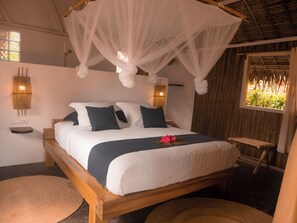 Room - Dicilaba Bungalows, the simple elegance of a waterfront holiday. (Analanjirofo)