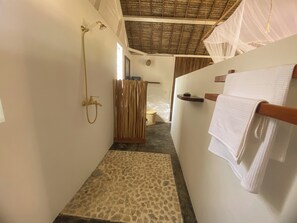 Bathroom - Dicilaba Bungalows, the simple elegance of a waterfront holiday. (Analanjirofo)
