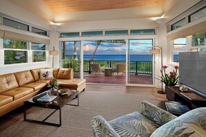 Smart TV - Kick back at Lay Back Larry's on Brennecke's Beach, Poipu, Kauai Island! (Koloa)