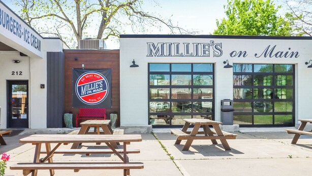 A restaurant with outdoor seating and a large window display. - Charming Bungalow Walkable to Main St | King Suite, Yard, Workspace (Elgin)