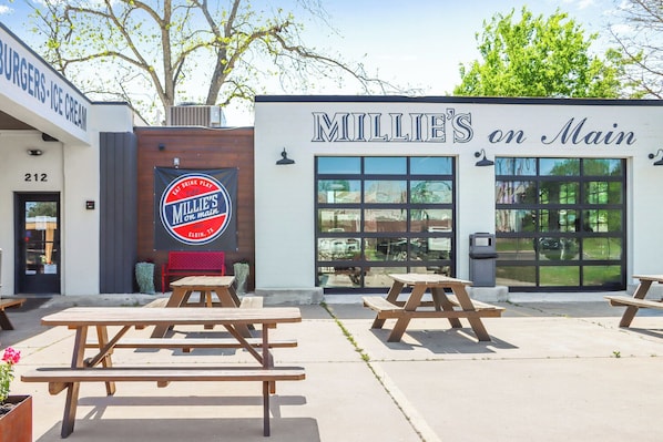 A restaurant with outdoor seating and a large window display. - Charming Bungalow Walkable to Main St | King Suite, Yard, Workspace (Elgin)