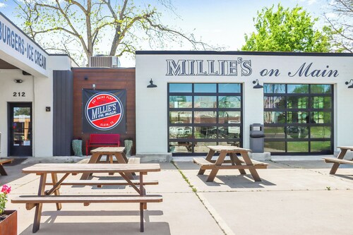 Charming Bungalow Walkable to Main St | King Suite, Yard, Workspace
