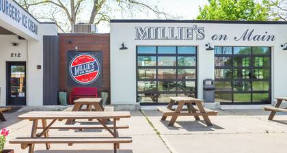 Charming Bungalow Walkable to Main St | King Suite, Yard, Workspace