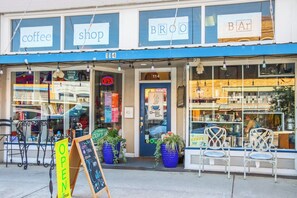 Exterior detail - Charming Bungalow Walkable to Main St | King Suite, Yard, Workspace (Elgin)