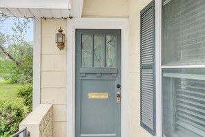 Exterior detail - Charming Bungalow Walkable to Main St | King Suite, Yard, Workspace (Elgin)