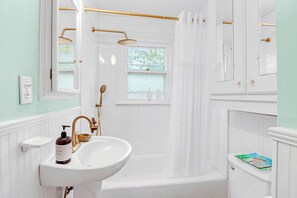 Towels - Charming Bungalow Walkable to Main St | King Suite, Yard, Workspace (Elgin)