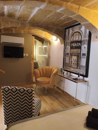 Interior. Wonderful Maltese Character 1-bedroom with AC in charming Ħal Tarxien