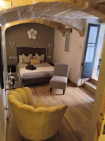 1 bedroom, WiFi, bed sheets. Wonderful Maltese Character 1-bedroom with AC in charming Ħal Tarxien