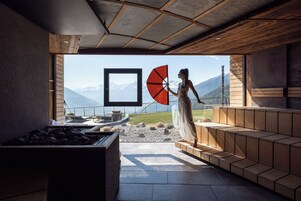 Couples treatment rooms, sauna, hot tub, steam room, body treatments