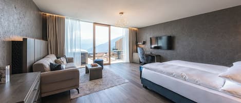 Suite, balcon, vue sur la montagne | Coffre-fort, espace de travail pour ordinateurs portables