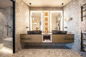 Suite de luna de miel, balcón, vistas a la montaña | Baño | Artículos de higiene personal gratuitos, secador de pelo y toallas