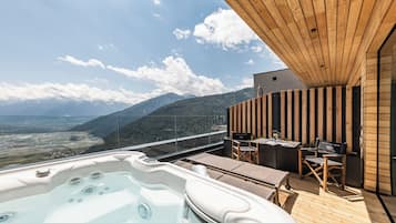 Suite, balcone, vista montagna | Idromassaggio all'aperto