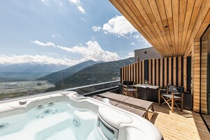 Suite, balcón, vistas a la montaña | Bañera de hidromasaje al aire libre
