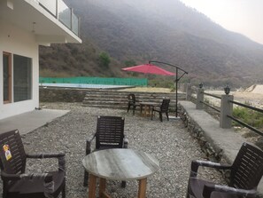 Outdoor dining - Riverside Near Kainchi Dham Temple (Lohali)