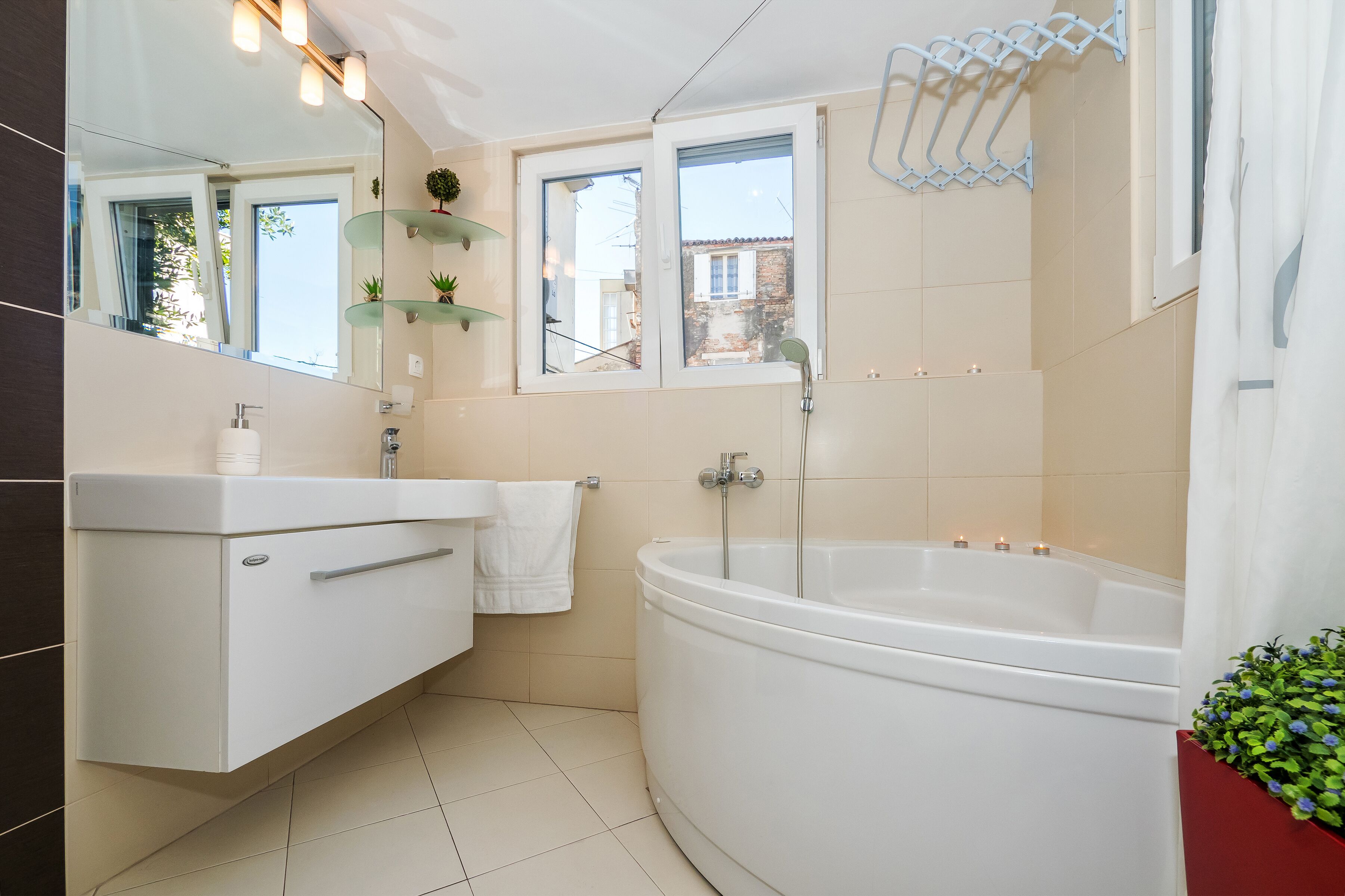 Secadora de cabello, bidet, toallas, jabón 