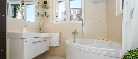 Secadora de cabello, bidet, toallas, jabón