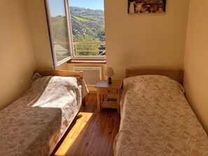 4 Schlafzimmer, Bügeleisen/Bügelbrett