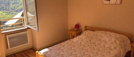 4 bedrooms, iron/ironing board